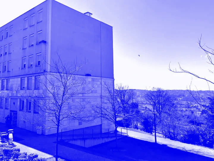 Le bâtiment du deuxième emplacement, vu depuis la rue.