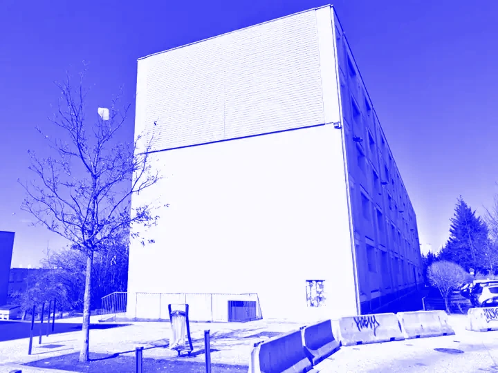 Le bâtiment du troisième emplacement, vu depuis la rue.